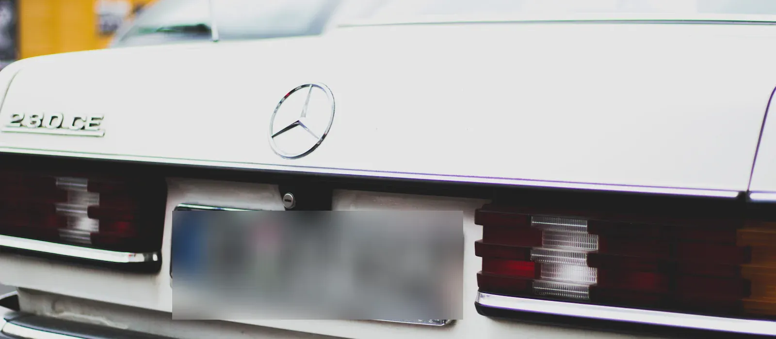 Heck eines Mercedes mit deutschem Kennzeichen
