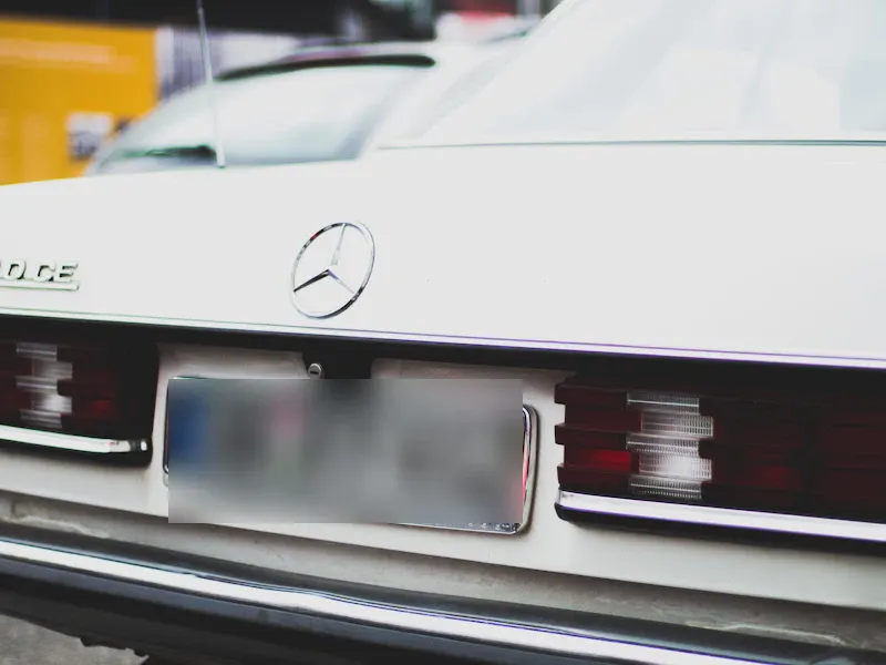 Heck eines Mercedes mit deutschem Kennzeichen